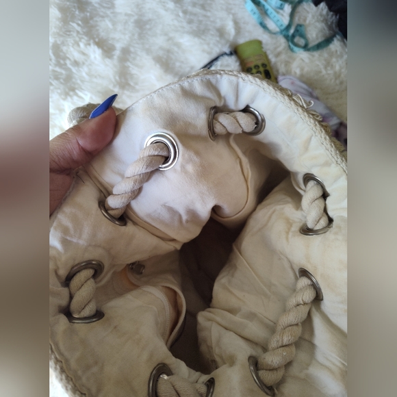 Woven drawstring bucket crossbody bag - Picture 5 of 9